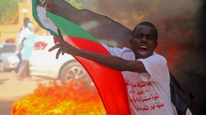 Una dimostrazione nei giorni scorsi a sostegno del governo civile in Sudan (Ansa)