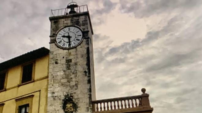 L’antica torre dell’orologio nel centro storico di Chianciano