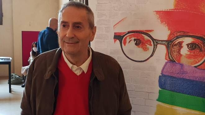 Franco Grillini davanti al poster di "Let’s kiss", documentario sulla sua vita