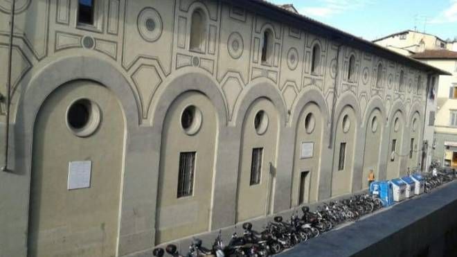 L'ingresso del liceo Michelangiolo, in via della Colonna