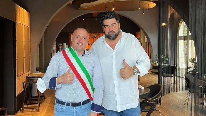 Chef Cannavacciuolo con il sindaco Mirko Bini nel nuovo locale inaugurato a Terricciola