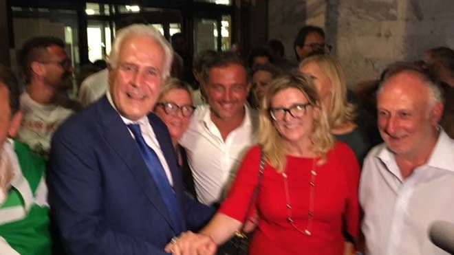 Arrighi e la stretta di mano con il presidente della Regione Giani, arrivato a Carrara