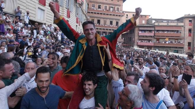 La gioia di Tittia dopo la vittoria del Palio (foto Paolo Lazzeroni)