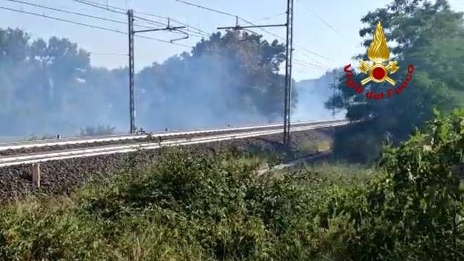 Incendio vicino alla ferrovia (foto di repertorio)