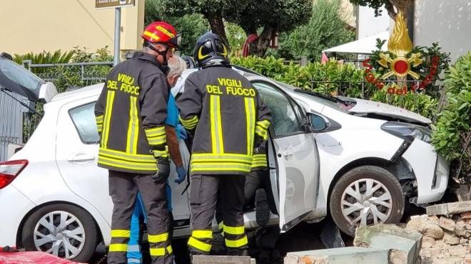 Incidente in via Sestini a Pistoia, auto contro il muretto di una casa
