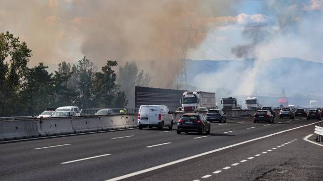 Incendio a San Donnino, fumo in autostrada (Foto Germogli)