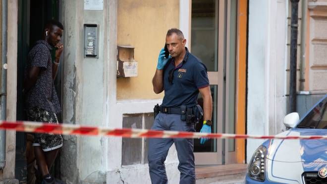 Omicidio a Pisa, la polizia davanti al luogo del delitto (Foto Valtriani)