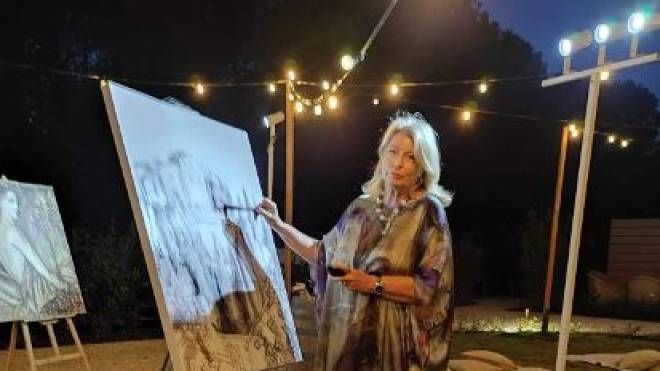 L'artista Elisabetta Rogai il 17 agosto a Marina di Massa per una performance suggestiva