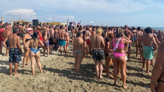 Folla in spiaggia a Viareggio a Ferragosto (foto Umicini)