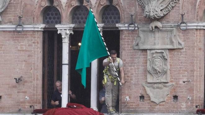 Siena, viene esposta la bandiera verde: significa che non si corre (foto Paolo Lazzeroni)