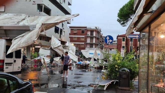 Il maltempo spazza via il mercato di Marina di Carrara (Foto Ratti)
