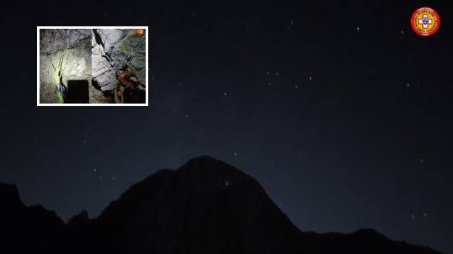 La parete nord del Pizzo d'Uccello nella notte di ieri e una delle foto inviate al Sast