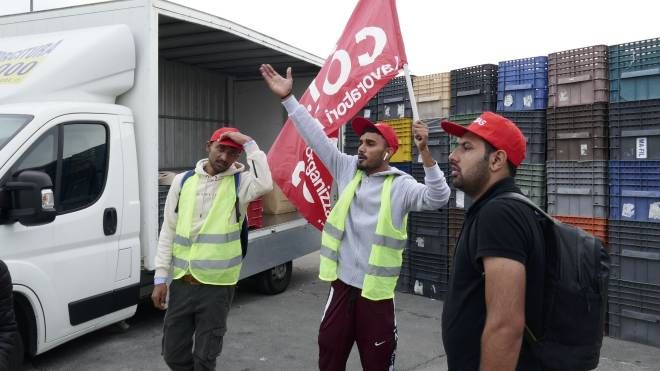 I lavoratori iscritti al Si Cobas in sciopero all’ingresso della ritorcitura. Foto Attalmi