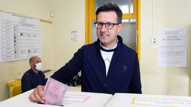 Dario Nardella vota per le elezioni politiche 2022 (Foto Marco Mori / New Press Photo)