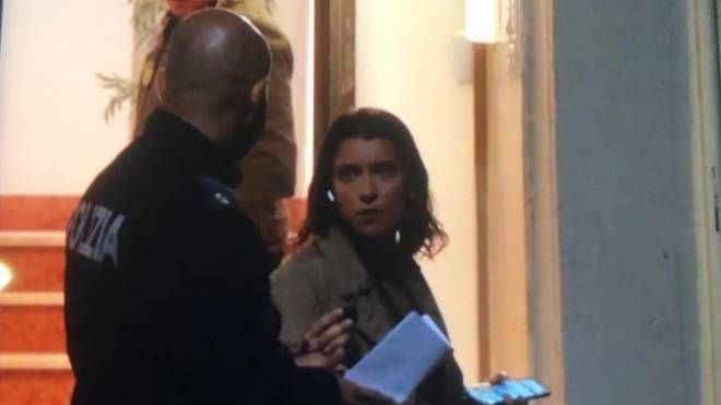 Il pm Sara Faina parla con la polizia prima di salire nel palazzo
