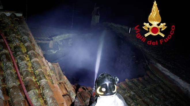 Tetto distrutto dall'incendio in un'abitazione di Pitigliano