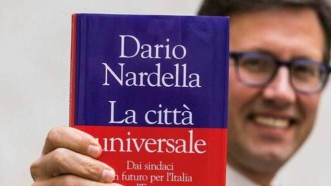 Il sindaco di Firenze, Dario Nardella, con il suo libro