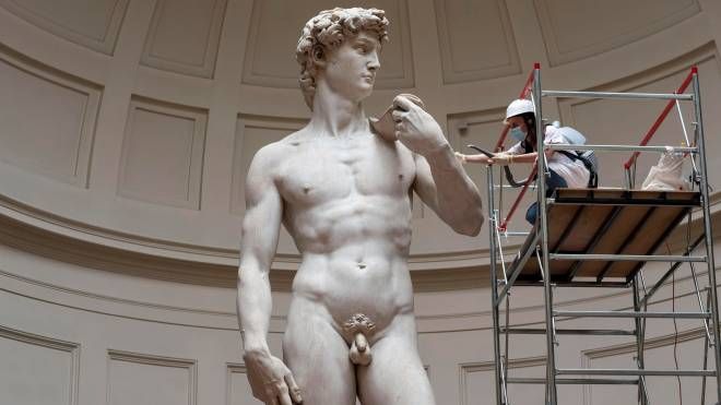 Eleonora Pucci restaura il David di Michelangelo (Foto Ansa)