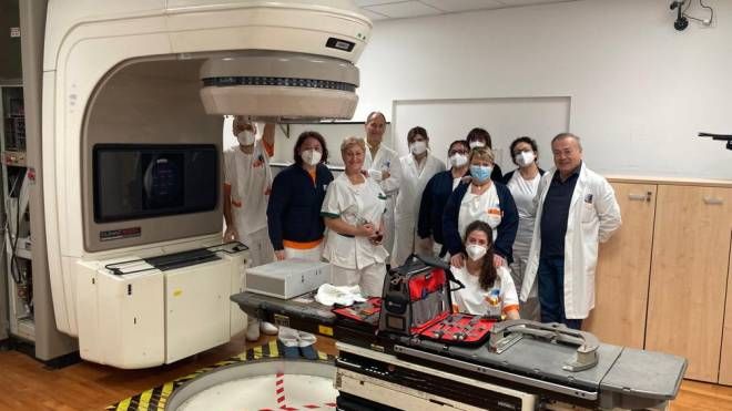 Il personale della Radioterapia nella sala dell'acceleratore lineare