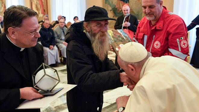 Papa Francesco bacia la mano a Wue