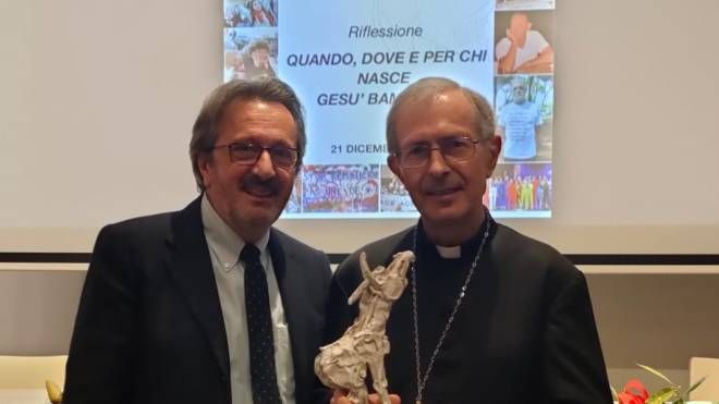 L'arcivescovo di Pisa riceve il premio
