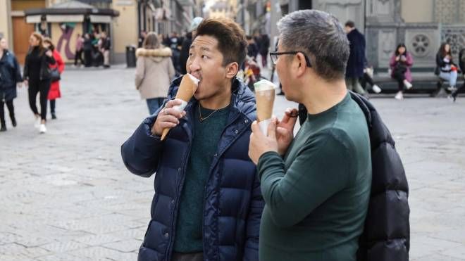 Il caldo modifica anche le mode: il gelato di Natale a Firenze (New Press Photo)