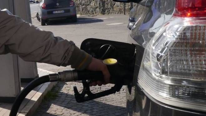 Un benzinaio fa il pieno a un veicolo (foto d’archivio)