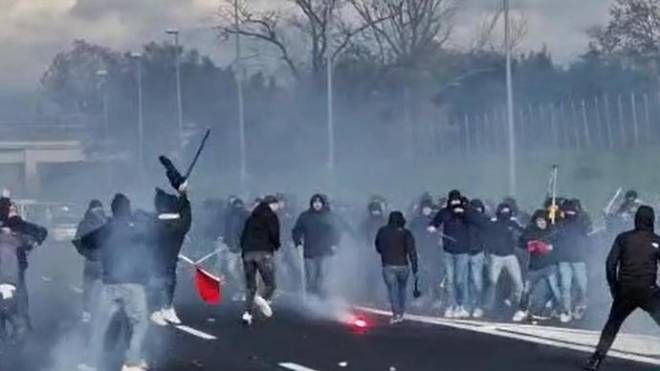 Gli scontri tra ultras di Roma e Napoli in autostrada