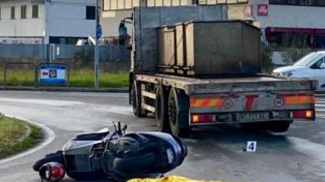 Incidente scooter-camion a Castelfranco di Sotto, un morto