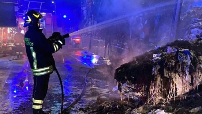 Incendio ad Arezzo, il camion distrutto dalle fiamme (Foto vigili del fuoco)