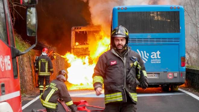 Barga, a fuoco il bus con gli studenti a bordo