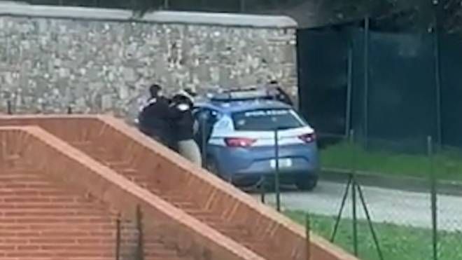 Prato, il momento dell'arresto (frame del video)