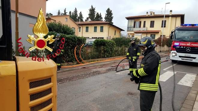 L'intervento dei vigili del fuoco per la fuga di gas a Greve