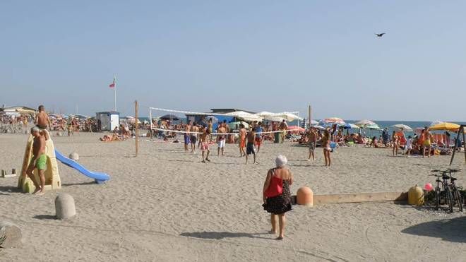 La spiaggia di Marinella affollata in estate